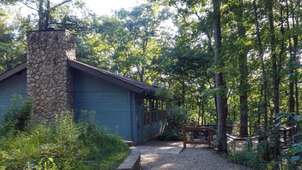Cedar Ridge Lodge in Battelle Darby Creek Metro Park Lodge in the forest