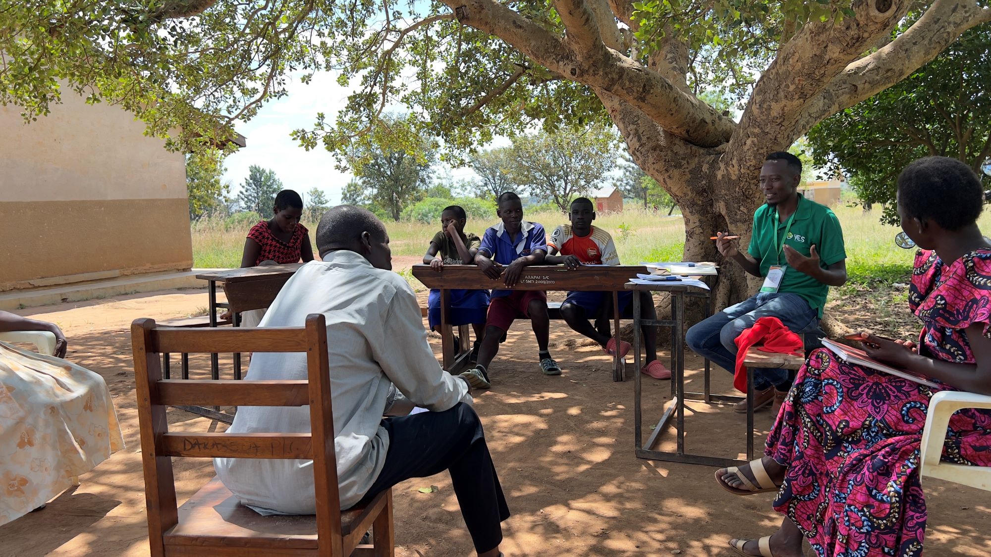 CEE Change Fellow Richard Tusabe meets with the Dakabela Primary School under a tree 