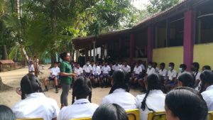 Students of the Sri Lankan coasts are taught about protecting blue carbon sources. Photo credit: Young Wing