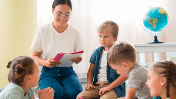 Teacher reading to young children 