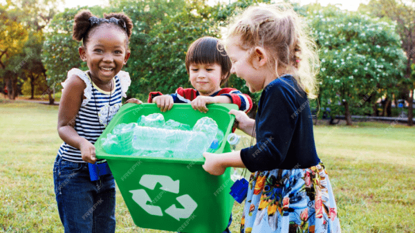Children recycling 