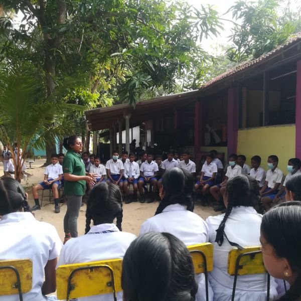 Students of the Sri Lankan coasts are taught about protecting blue carbon sources. Photo credit: Young Wing